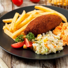 Котлета по-киевски с картошкой фри, салат