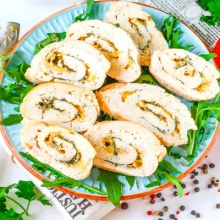 Куриный рулет с сыром и картошкой фри, салат