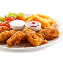 Куриные наггетсы с картошкой фри, салат