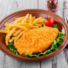 Куриная котлета в панировке с картошкой фри, салат