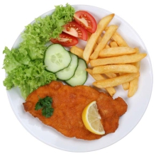 Говяжья котлета с картошкой фри, салат