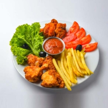 Острые куриные крылья с картошкой фри, салат